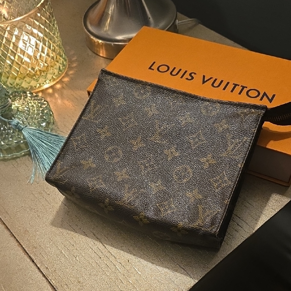 SALE 🔥🔥🔥AUTHENTIC 💯 Louis Vuitton Toiletry Monogram